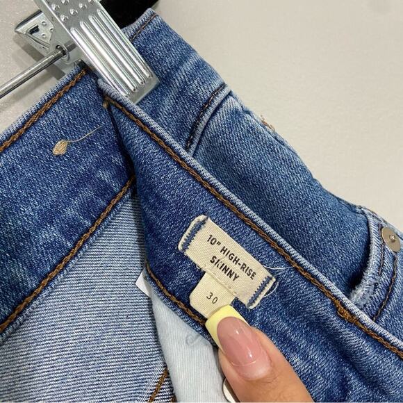 COPY - Madewell 10" High-Rise Skinny Raw Hem Jeans
Highview Wash Size 30 - Picture 12 of 13